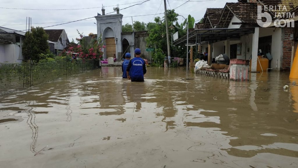 Banjir Bawarblandong, Tagana Dinsos Kabupaten Mojokerto Stand By di Lokasi
