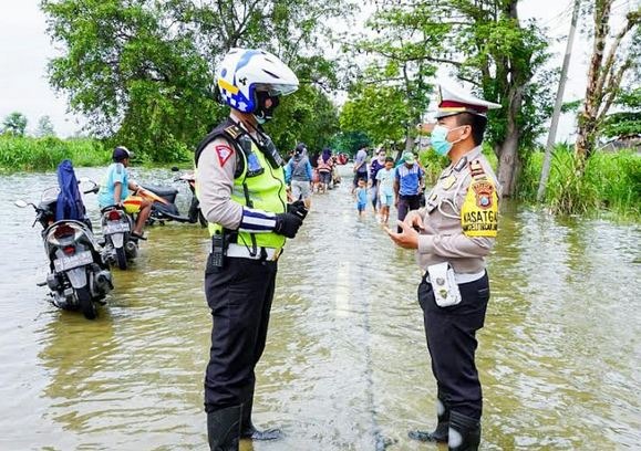 Jalan Morowudi Cerme Gresik Tergenang Banjir, Lalu Lintas Dialihkan