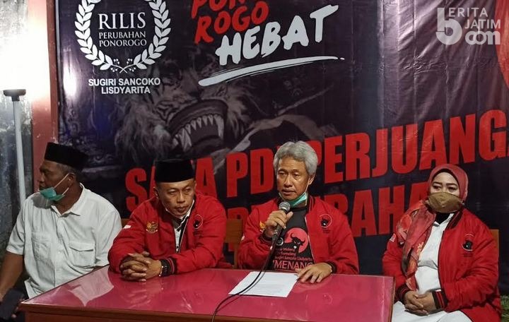 Ketua DPC PDIP Ponorogo Bambang Juwono saat bersama dengan Bupati Sugiri Sancoko. (Foto/Dok.Beritajatim.com)