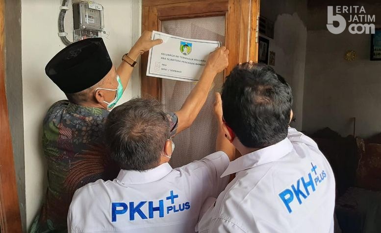 Dinsos Kediri Tempel Stiker Penanda untuk Keluarga Penerima Bantuan PKH dan BPNT
