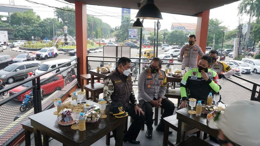 Ngopi Sejenak di Pos Pelayanan Nataru Unik Polresta Sidoarjo