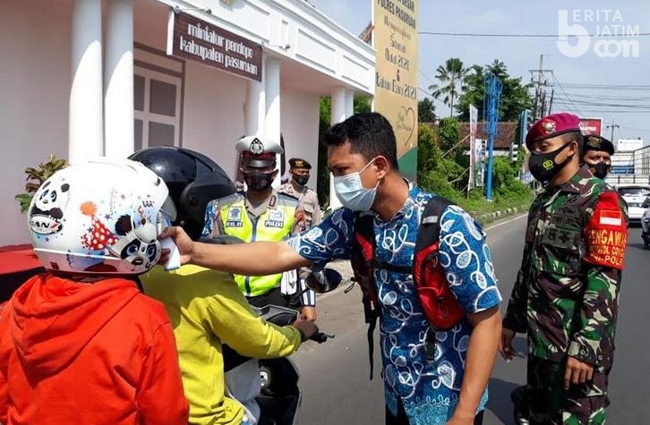 Marinir Tertibkan Pelanggar Protokol Kesehatan di Taman Dayu