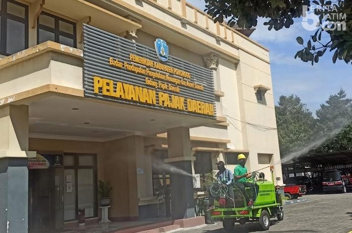 BPBD Ponorogo Semprot Disinfektan di Lokasi Kluster Perkantoran