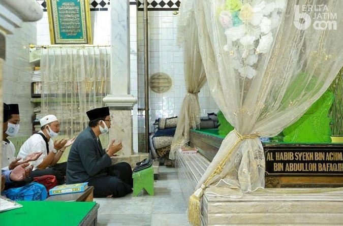 Masa Tenang, Gus Muhdlor Ziarah ke Makam Para Ulama