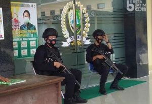 Ada Audensi soal Habib Rizieq, Gedung DPRD Sampang Dijaga Brimob Bersenjata Laras Panjang