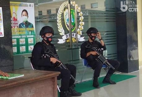 Ada Audensi soal Habib Rizieq, Gedung DPRD Sampang Dijaga Brimob Bersenjata Laras Panjang