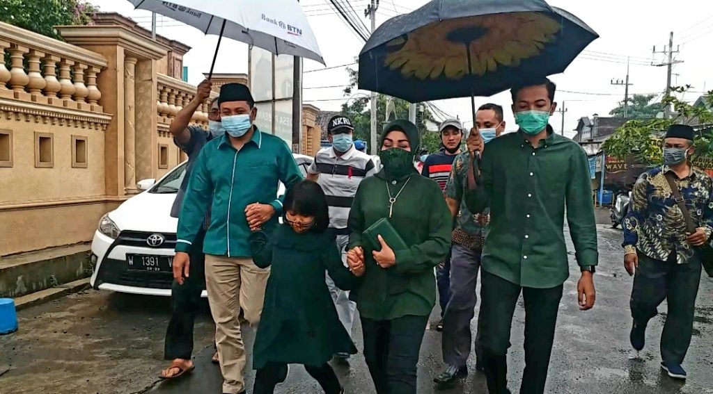 Dengan Setelah Hijau, Subandi ke TPS Bersama Keluarga