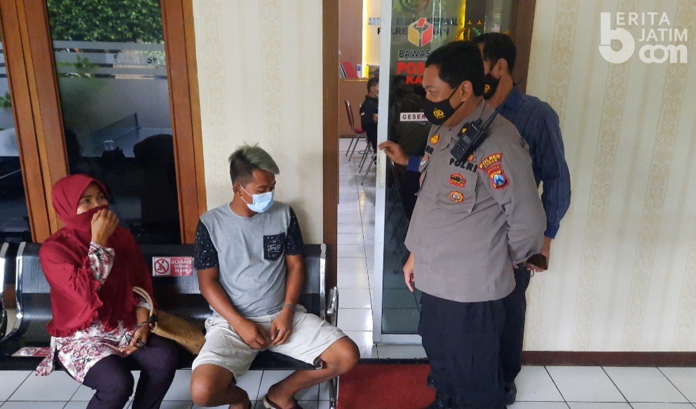 Beredar Video Pemuda Bagi-bagi Uang Depan TPS saat Coblosan Pilkada Tuban, Petugas Amankan Pelaku