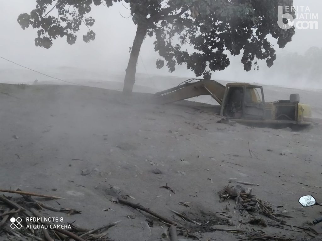 FOTO: Backhoe Tambang Pasir Besi Diterjang Lahar Panas Semeru