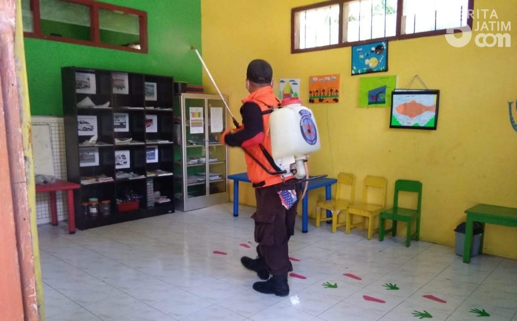 Siswa SMA di Banyuwangi Kembali Belajar di Rumah