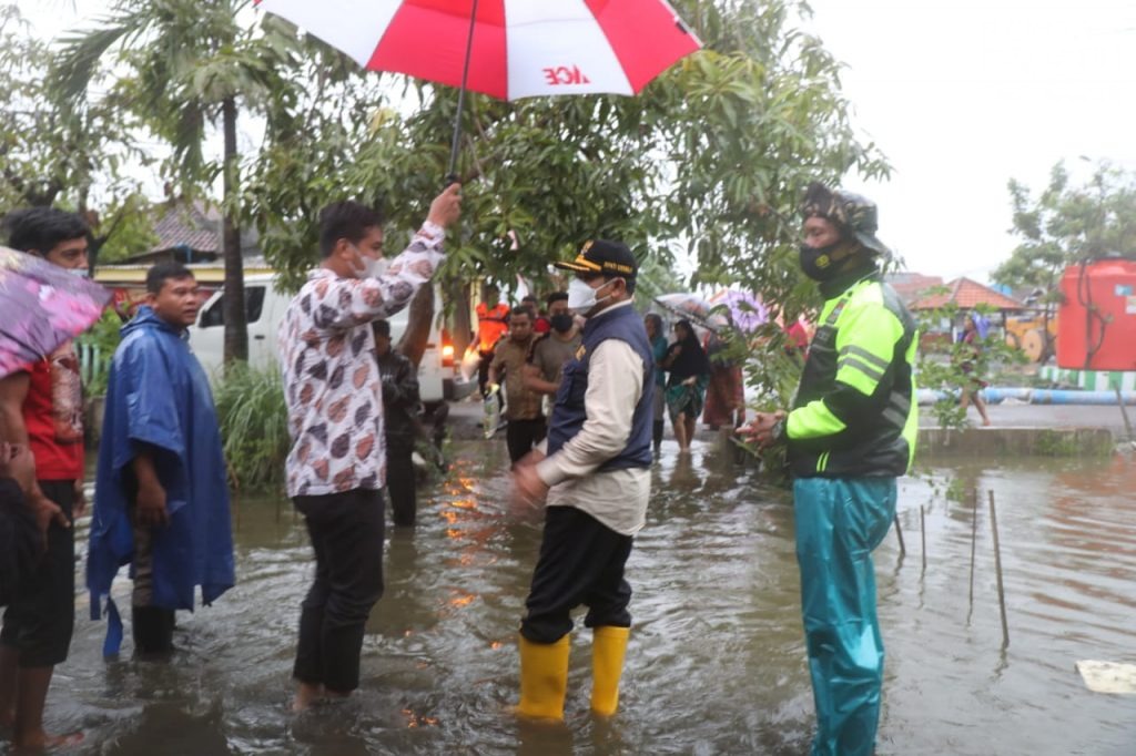 Hujan Lebat, Cak Hud Sambangi Warga Kedungbanteng dan Banjarasri Tanggulangin