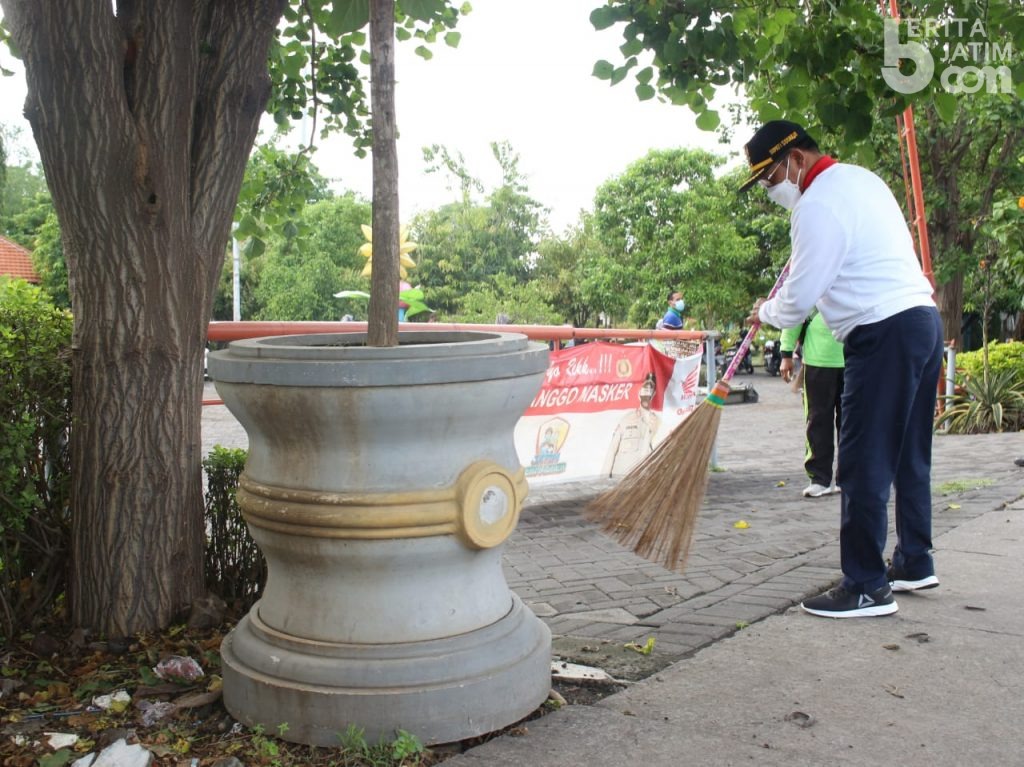 Komitmen Cak Hud, Pj. Bupati Sidoarjo Jaga Kebersihan Taman Patut Diacungi Jempol