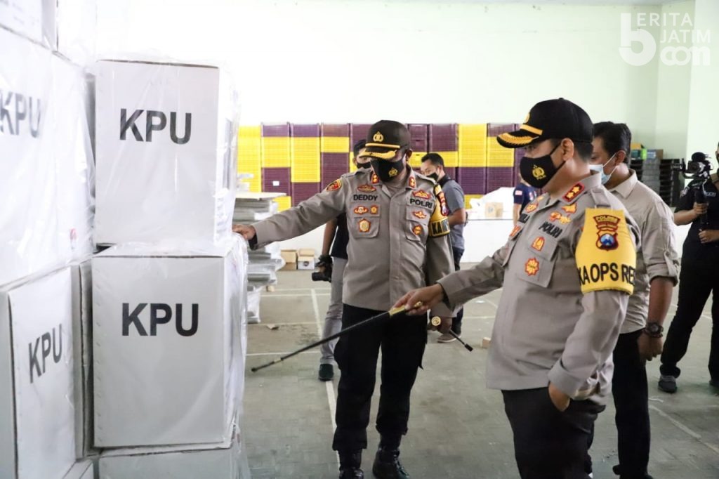 Kapolres Mojokerto Raya Cek Pemberangkatan Armada Pendistribusian Logistik Pilbup Mojokerto