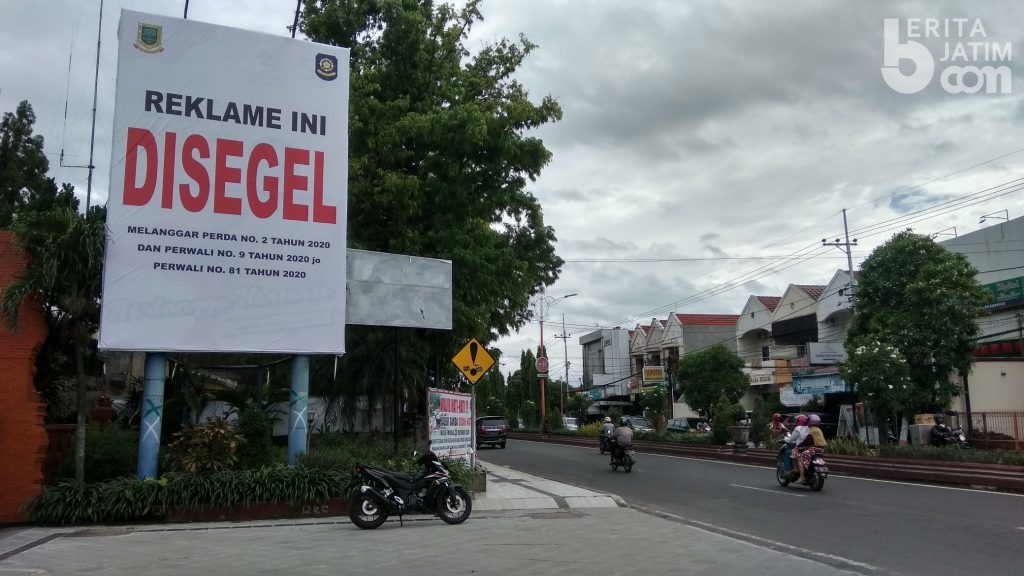 Langgar Perda, 8 Papan Reklame di Kota Mojokerto Disegel Satpol PP
