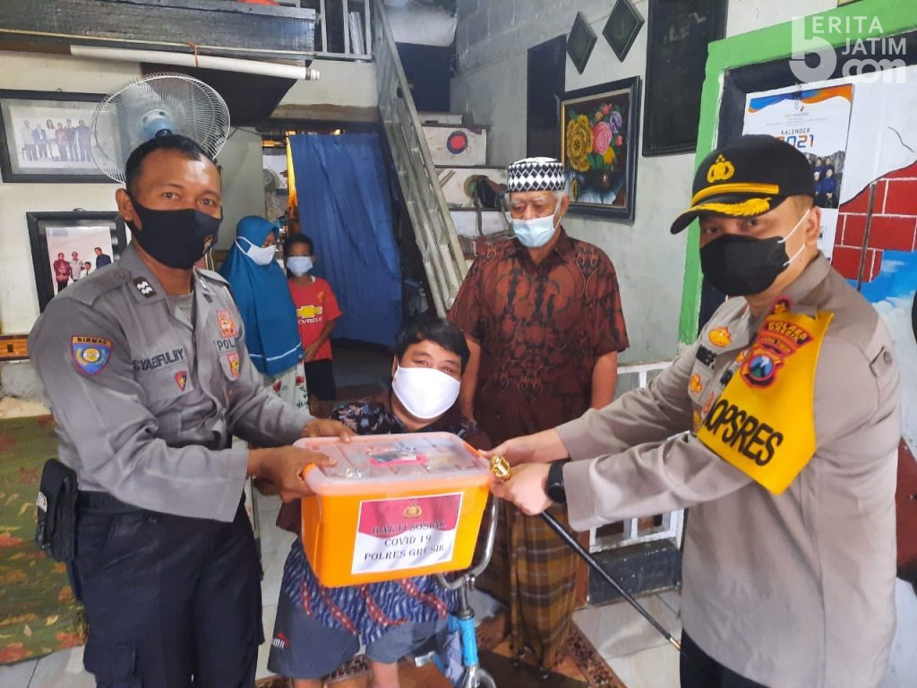 Polres Gresik Distribusikan 10 Ton Beras dan Sembako ke Warga Terdampak Covid-19