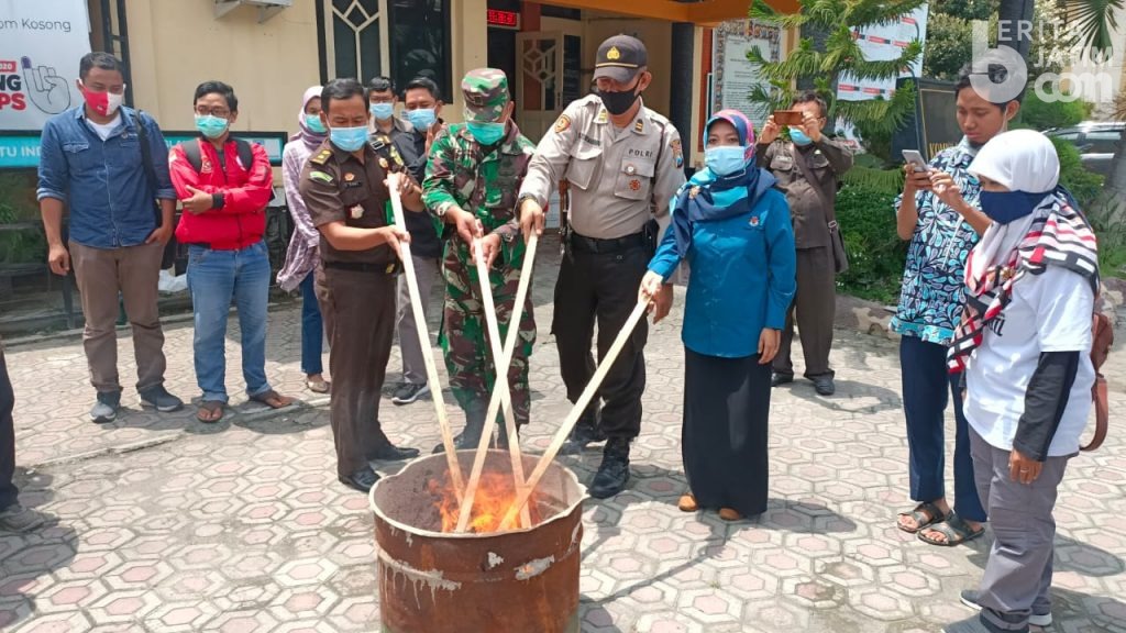 KPU Kabupaten Kediri Bakar 5.941 Surat Suara Rusak