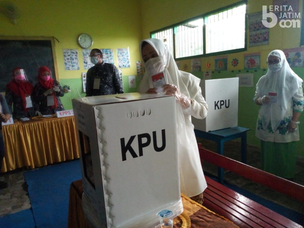 Diiringi Gerimis, Cabup Ikhfina Datang ke TPS di Detik Akhir