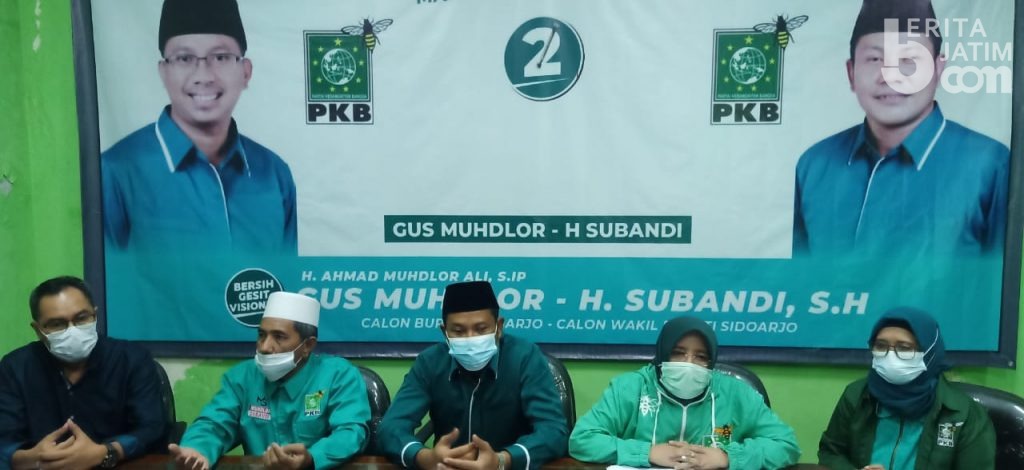 Gus Muhdlor dan Pendukungnya Sujud Syukur