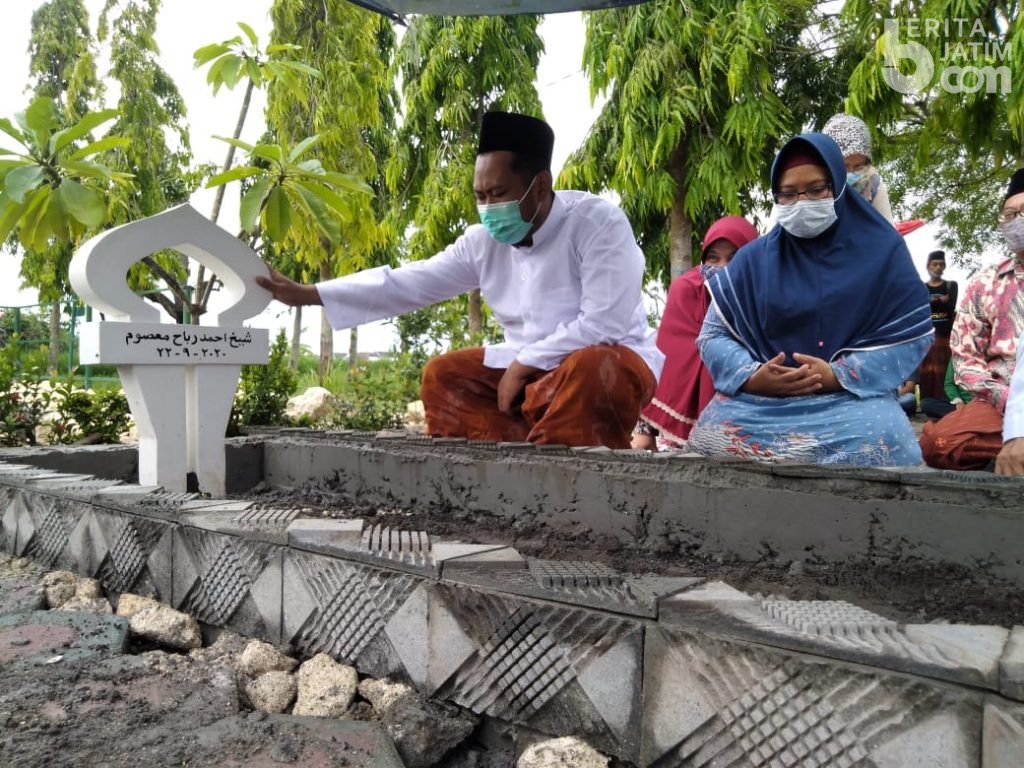 Pasangan NIAT Ziarah ke Makam Bupati Gresik KH Robbach Maksum