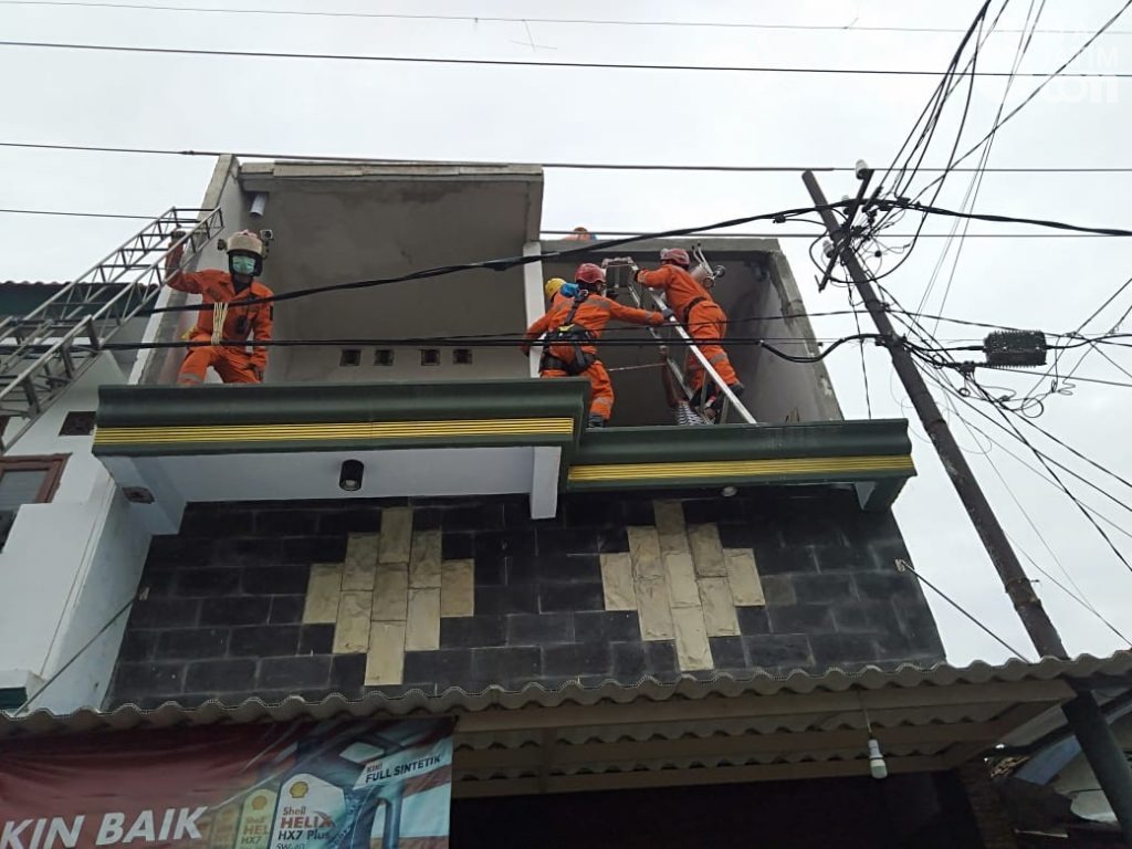 Tersengat Listrik, Pria Ini Meninggal di Atap Rumah