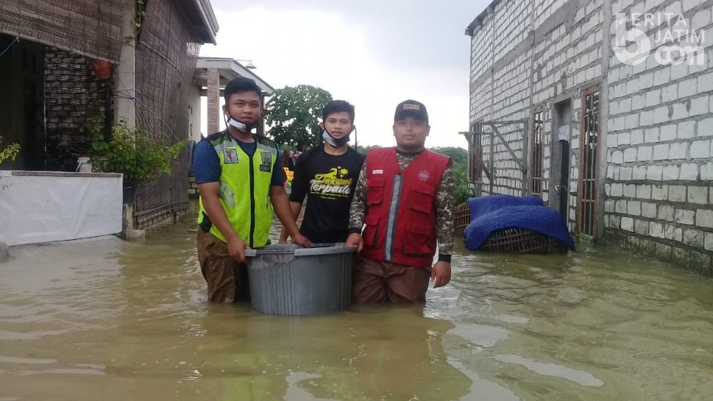 PDM Kabupaten Gresik Bantu Warga Terdampak Banjir Kali Lamong