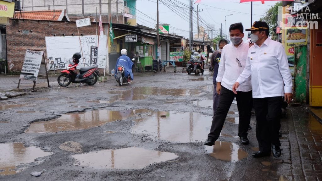 Cak Hud Minta Dinas PU BM Segera Perbaiki Jalan Berlubang Desa Kwangsan Sedati