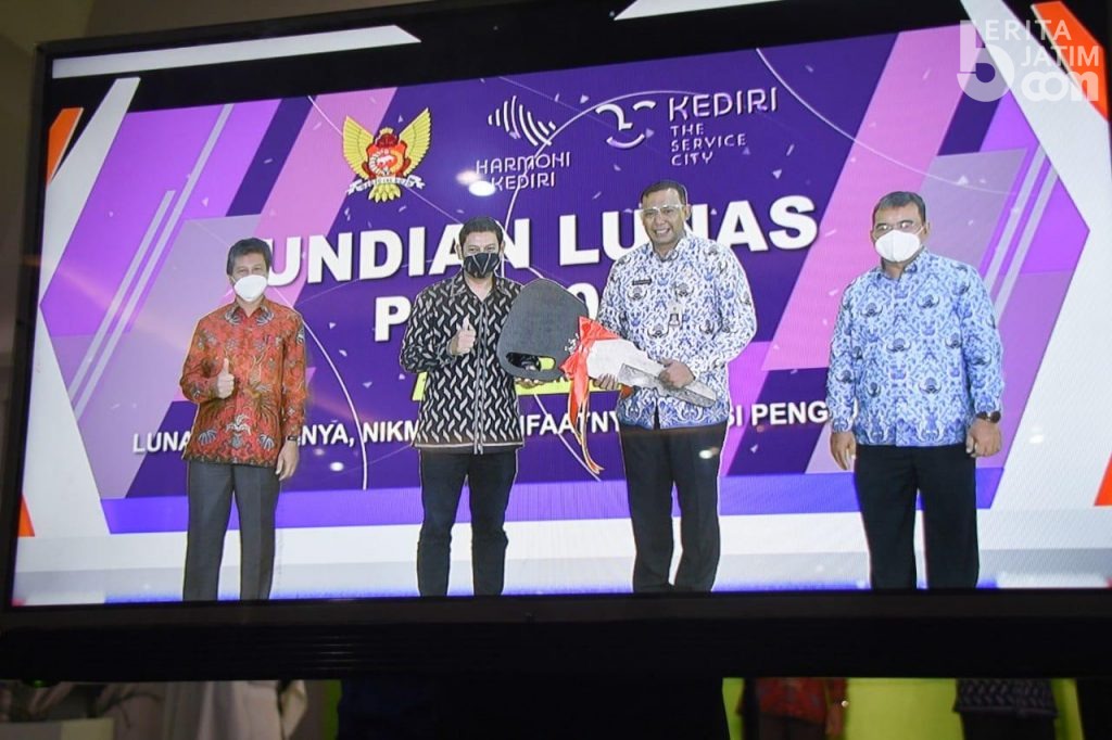 Sebagai Apresiasi dan Motivasi Masyarakat Taat Pajak, Wali Kota Kediri Serahkan Hadiah Mobil Lunas PBB