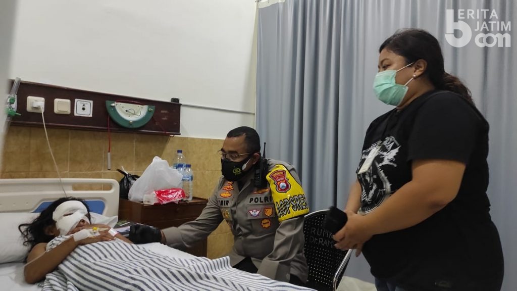 Mata Kapolrestabes Surabaya Berkaca-kaca Usai Jenguk Anak Korban Jambret