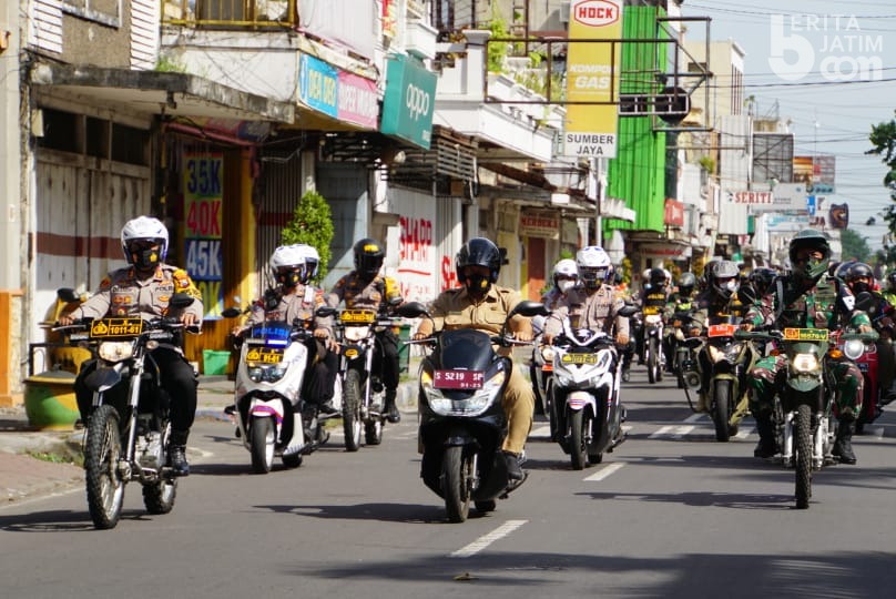 Cek Pos Pengamanan dan Pos Pelayanan, Kapolresta Mojokerto Berikan Bingkisan dan Kelengkapan Protokol Kesehatan untuk Petugas