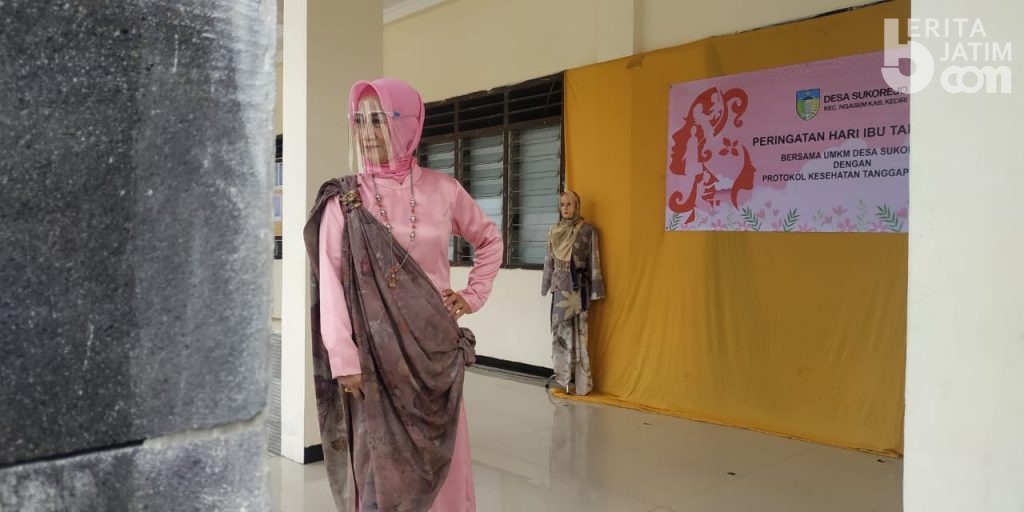 Pakai Batik Eco Print, Pelaku UMKM Lenggak-Lenggok Fashion Show di Hari Ibu