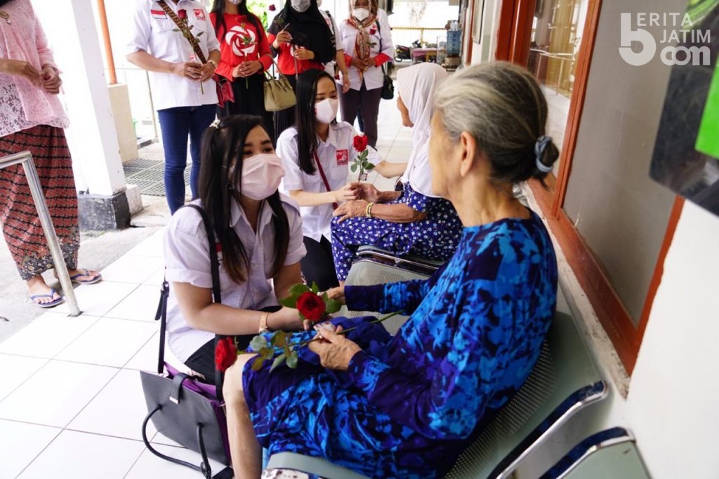 Hari Ibu, Srikandi PSI Surabaya Berbagi Mawar Merah dan Bingkisan