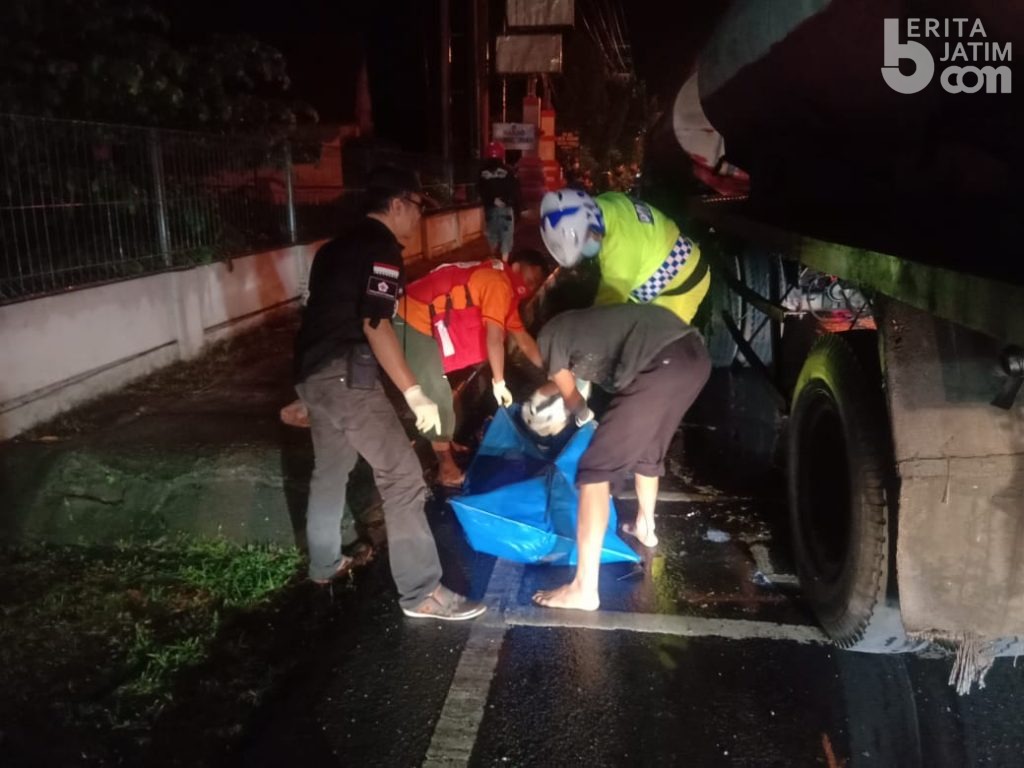 Pengendara Sepeda Motor Terlindas Truk di Mojokerto