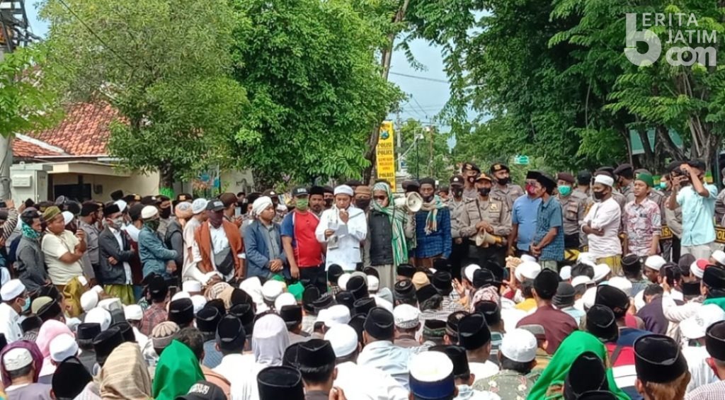 Tolak Pemanggilan Habib Rizieq, Massa Datangi Polres Pamekasan