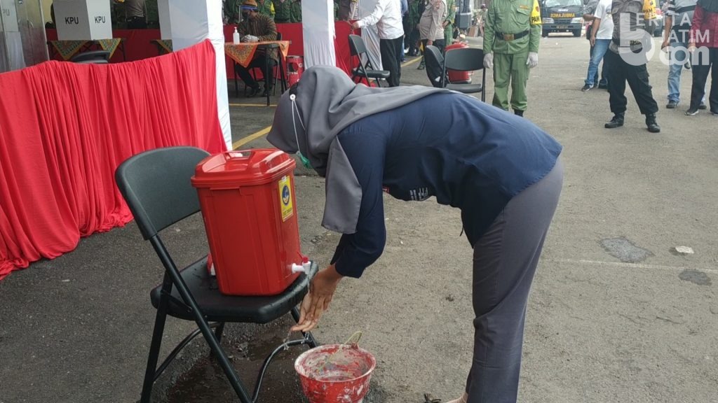 Ada 15 Hal Baru di TPS, Polresta Mojokerto Simulasi Pengamanan TPS Pilkada Serentak Sesuai Protokol Kesehatan