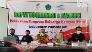 Stiker Bagi Rumah KPM PKH di Pamekasan