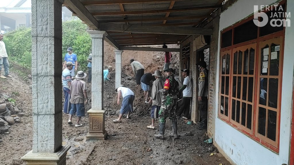 BPBD Kabupaten Kediri Tangani Bencana Tanah Longsor dan Banjir 2 Kecamatan