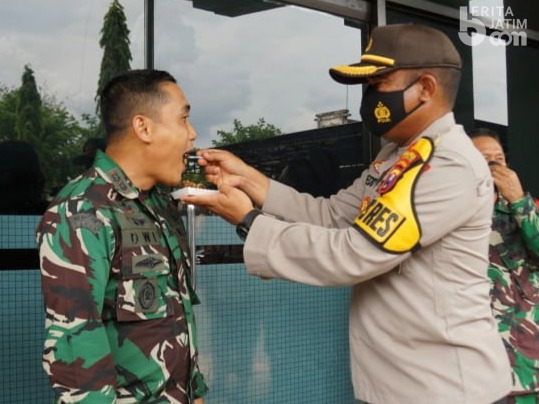 Kapolresta Mojokerto Beri Kejutan ke Kodim 0815