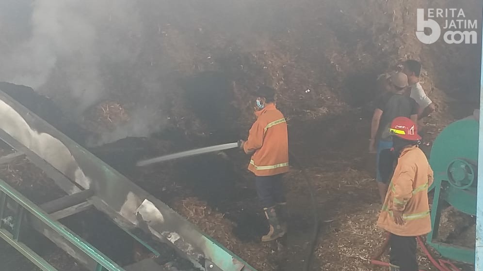 Kebakaran Landa Gudang Ampas Tebu di Mojokerto