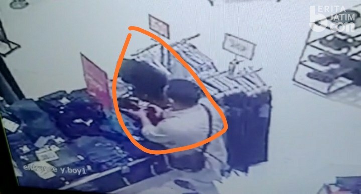 Aksi Pencurian Pasutri Terekam CCTV Matahari Sunrise Mall Mojokerto