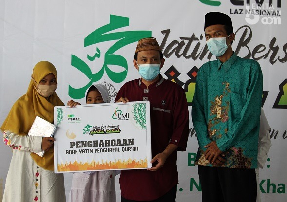 Laznas Beri Beasiswa Anak Yatim Penghafal Alquran