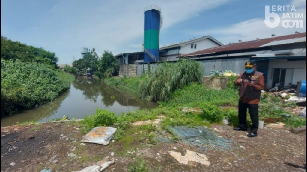 Sibuk Pantau Pilkades Serentak, Cak Hud Masih Sempat Respon Aduan Warga Waru Keluhkan Sungai Kotor