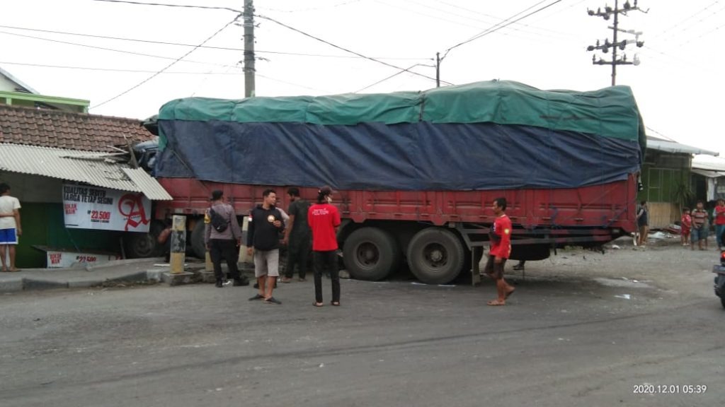 Berita FOTO: Truk Nyelonong di Roomo Gresik