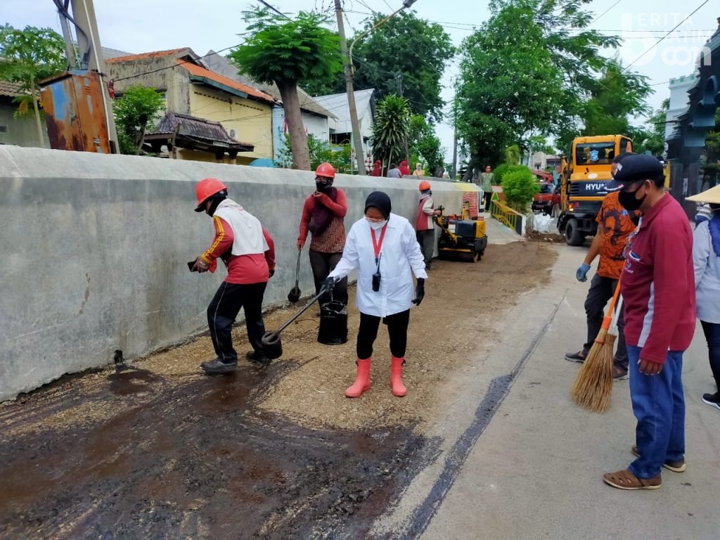 Santer Disebut Jadi Mensos, Risma Sering Pimpin Kerja Bakti hingga Pengaspalan Jalan