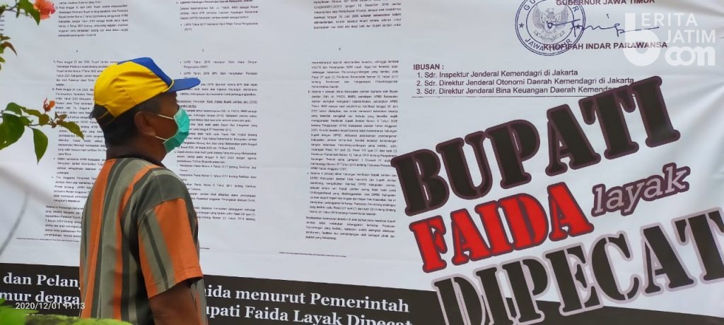 Baliho Surat Gubernur Soal Pemberhentian Bupati Jember Dipasang di Depan Pendapa