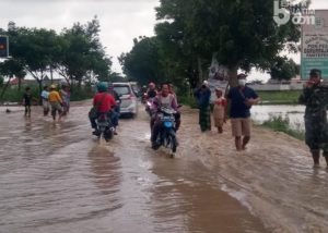 Banjir di Sampang Ancam Putus Jalan Raya Nasional