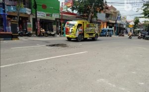 Banjir Luapan Sungai Kemuning Rusak Jalan di Sampang