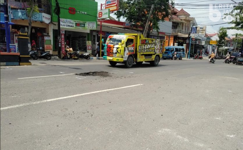 Banjir Luapan Sungai Kemuning Rusak Jalan di Sampang