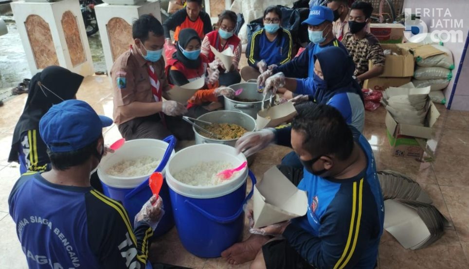 Dapur Umum Dinsos Kabupaten Mojokerto Siapkan Nasi Bungkus untuk Korban Terdampak Banjir