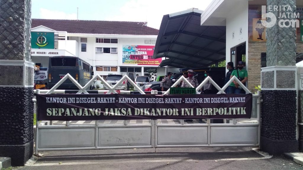 Gerbang Kejaksaan Negeri Jember Disegel Warga