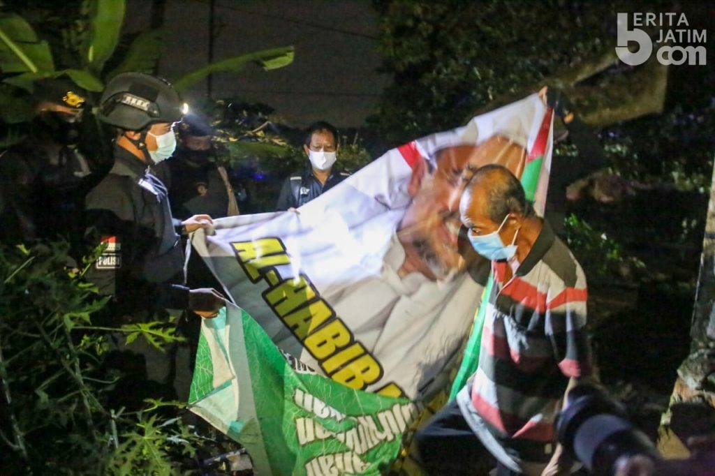 Polisi dan TNI Sapu Bersih Atribut FPI di Jombang